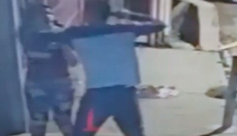 Vídeo: Jovem entrega celular e é baleada por assaltantes em Manaus 