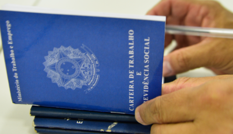 Senadores pretendem derrubar taxação sobre parcelas do seguro desemprego