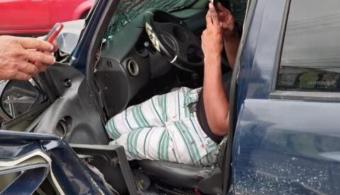 Em Manaus, acidente entre carros deixa vítima presa às ferragens na avenida Cosme Ferreira