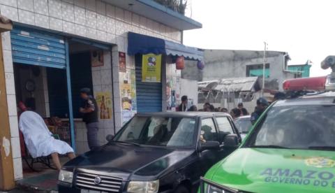 Homem é executado com vários tiros na frente de mercadinho em Manaus