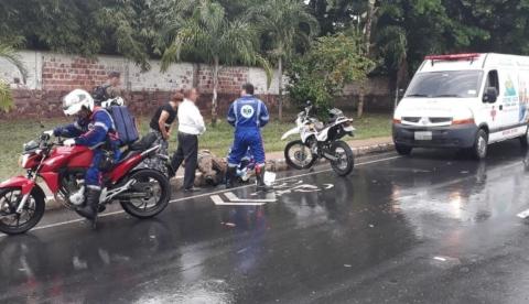 Em Manaus, casal fica ferido após acidente com motocicleta na Ponta Negra