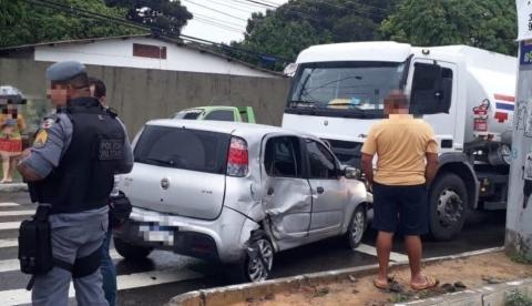 Com pista molhada, carro e caminhão se chocam deixando um ferido em Manaus
