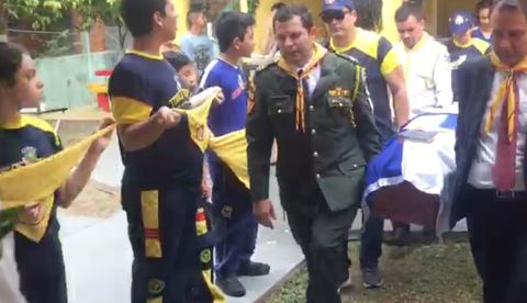 Grupo de desbravadores presta homenagem a adolescente morto em chacina no Nova Cidade