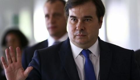 Maia anuncia pacote com ações de combate à pobreza