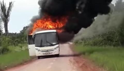 Vídeo: Ônibus escolar pega fogo no Amazonas 