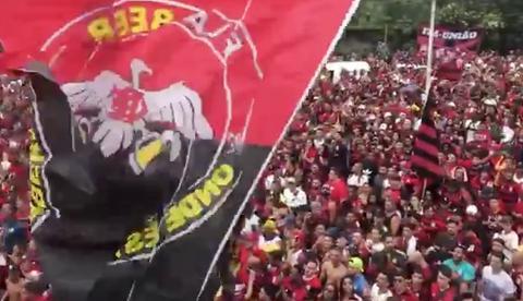 Torcida do Flamengo faz grande festa no Ninho do Urubu antes de viagem à Lima
