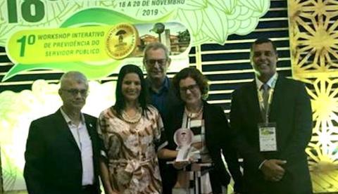 Prefeito de Manaus é homenageado em congresso de previdência