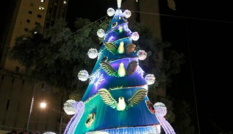 Em Manaus, ‘Natal do Abraço’ tem início com entrega da árvore da praça da Matriz