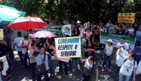 Governo paga primeira parcela do 13º salário de servidores no Amazonas 