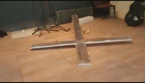 Vândalos depredam igreja, rasgam bíblias e fazem xixi em cruz 