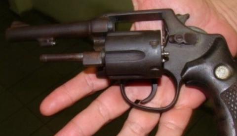 Novinhos são presos ao 'passearem' armados com motocicleta roubada em Manaus