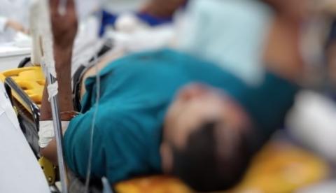 Motociclista quase tem cabeça esmagada após carreta tombar sobre ele em Manaus