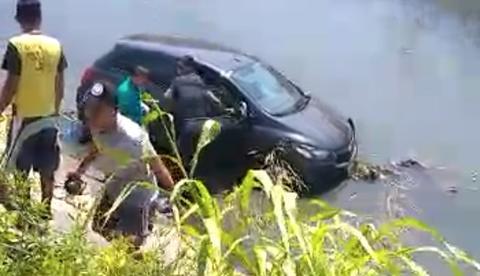 Motorista perde controle do carro e vai parar dentro de igarapé em Manaus