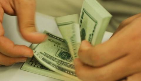 Dólar encosta em R$ 4,22 e fecha no maior valor desde criação do real