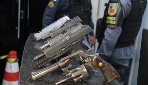 Seis são presos e um morre após grupo trocar tiros com a PM e fazer refém em Manaus