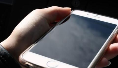 Mulher cai em emboscada e é presa vendendo celular roubado em site de venda