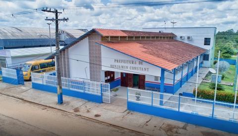 Prefeito promete pagar 13º de servidores após assumir compromisso com MP no Amazonas