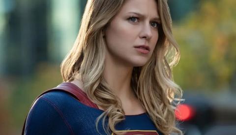 Em relato chocante, estrela de 'Supergirl' revela agressões do ex: 'arrastada no concreto pelos cabelos'