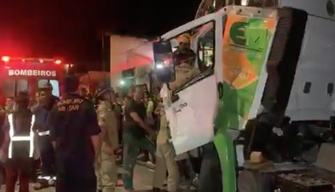 Motorista de carreta fica preso às ferragens após bater contra igreja em Manaus