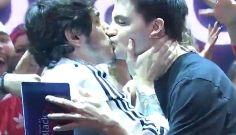 Felipe Neto e Castanhari se beijam para comemorar audiência em live