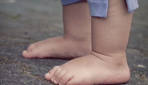 Criança de 1 ano e 7 meses morre após ser estuprada pelo namorado da mãe