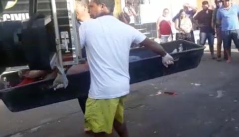 Com facadas no peito, homem é achado morto na calçada de comércio em Manaus