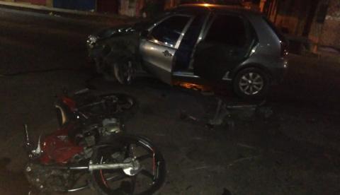 Motociclista é arremessado após forte colisão com carro em Manaus 