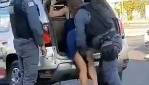Vídeo: Policial mete a mão dentro de saia de mulher durante abordagem