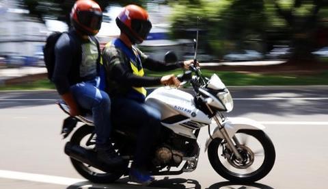 Mototaxista é morto a tiros ao deixar passageira na porta de casa em Manaus