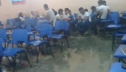 Aluna mostra sala de aula sendo alagada no Amazonas: ‘uma precariedade total’ 