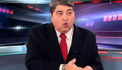 Vídeo: Mulher tira a calça durante programa do Datena e apresentador se assusta