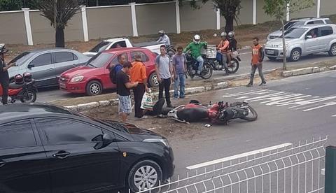 Atropelador foge sem prestar socorro e deixa placa de carro cair em Manaus 