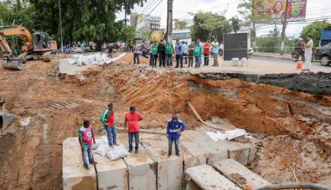 Trânsito na Djalma Batista deve ser normalizado neste fim de semana, diz Arthur 