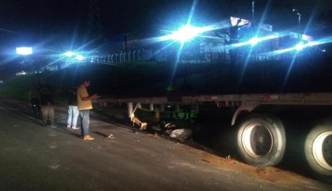 Motociclista morre após bater em traseira de carreta em avenida de Manaus