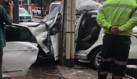 Em Manaus, motorista fica ‘esmagado’ entre ferragens ao bater contra poste em acidente