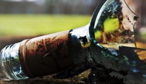 Fora de si, mulher tenta matar homem a golpes de gargalo de garrafa em Manaus