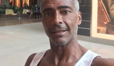 Após ‘novinha' e 'loira misteriosa’, Romário curte praia com novo affair 