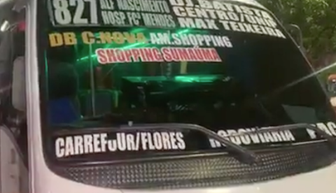 Assaltantes invadem e tocam terror em ônibus executivo em Manaus