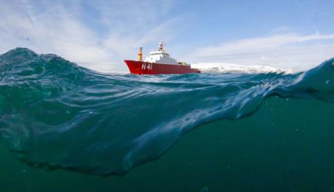 Marinha do Brasil ajuda em resgate de avião que caiu com 38 passageiros 