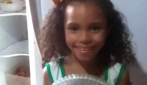 Após ninguém comer bolo de filha em festa, mãe faz desabafo