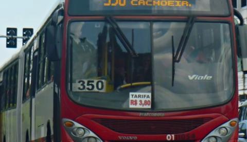 Dupla é presa ao tentar fugir em táxi após roubar passageiros de ônibus em Manaus