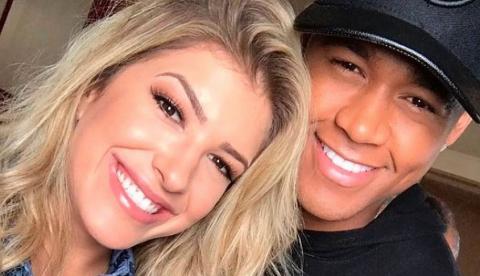 Leo Santana e Lorena Improta reatam namoro pela terceira vez 