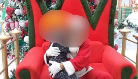Papai Noel de shopping é denunciado por ter ficado excitado ao carregar criança