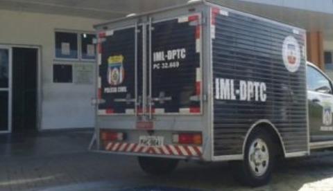 Mulher morre após moto bater em porta de carro e ser lançada na contramão em Manaus