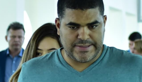 Maisa se esconde atrás do pai para não ser fotografada em aeroporto 