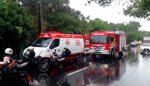  Carro capota em avenida de Manaus e vítimas ficam presas às ferragens