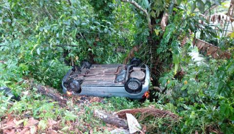 Desgovernado, carro capota e vai parar dentro de mata em Manaus 