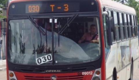 Dupla armada ‘toca o terror’ durante assalto a ônibus em Manaus