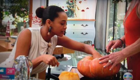 Ana Maria Braga “trolla” Taís Araújo e dá abóbora gigante para atriz durante programa 