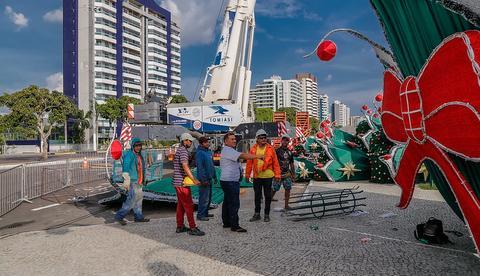 Natal do Abraço promove renda e reciclagem com árvores de Natal em Manaus